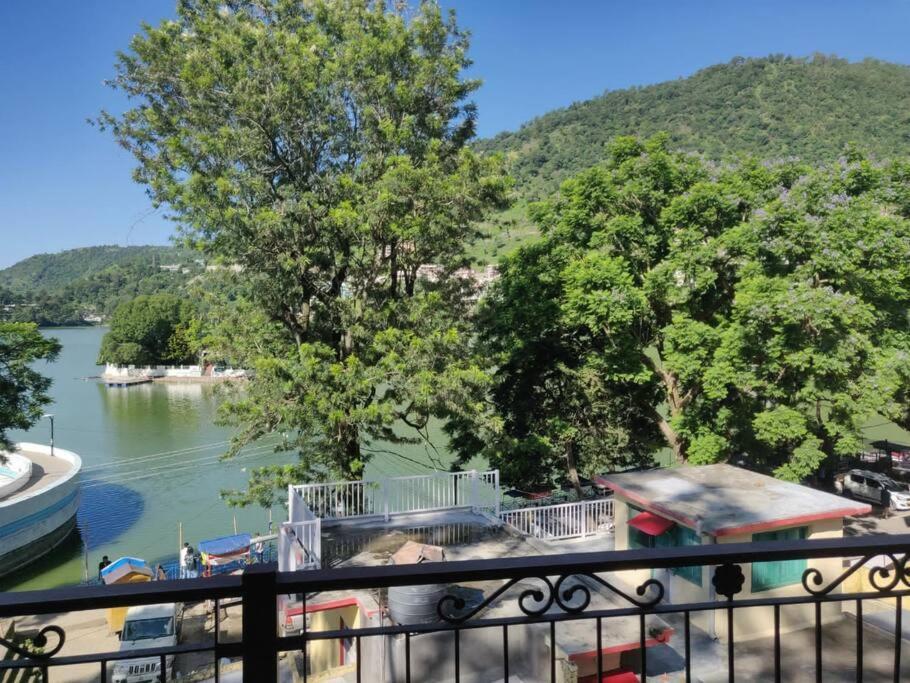 The Periwinkle Homestay Bhīm Tāl エクステリア 写真